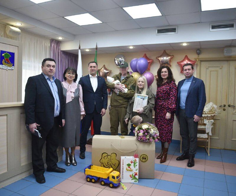 Власти Челнов вручили подарки семье приехавшего в&nbsp;отпуск бойца за&nbsp;рождение ребенка