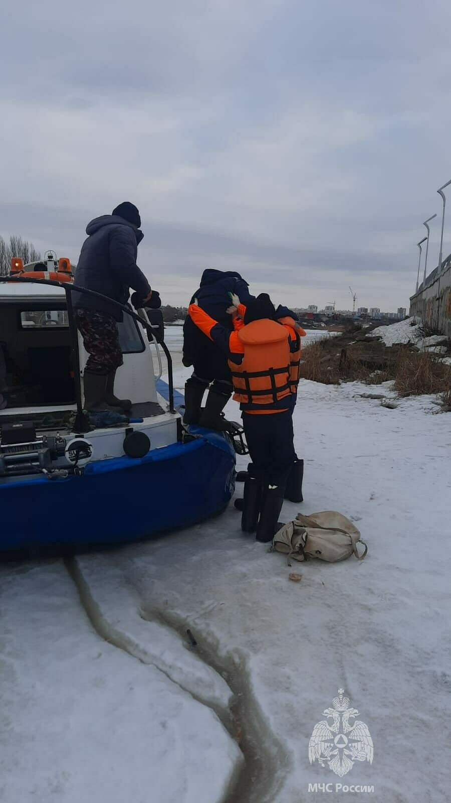 В Челнах спасатели помогли рыбаку, которому стало плохо на Каме