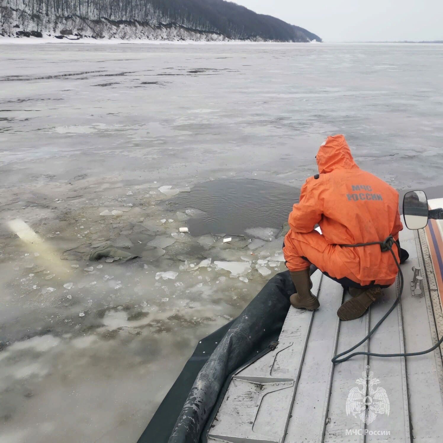 В Татарстане ищут рыбака, который провалился под лед Волги