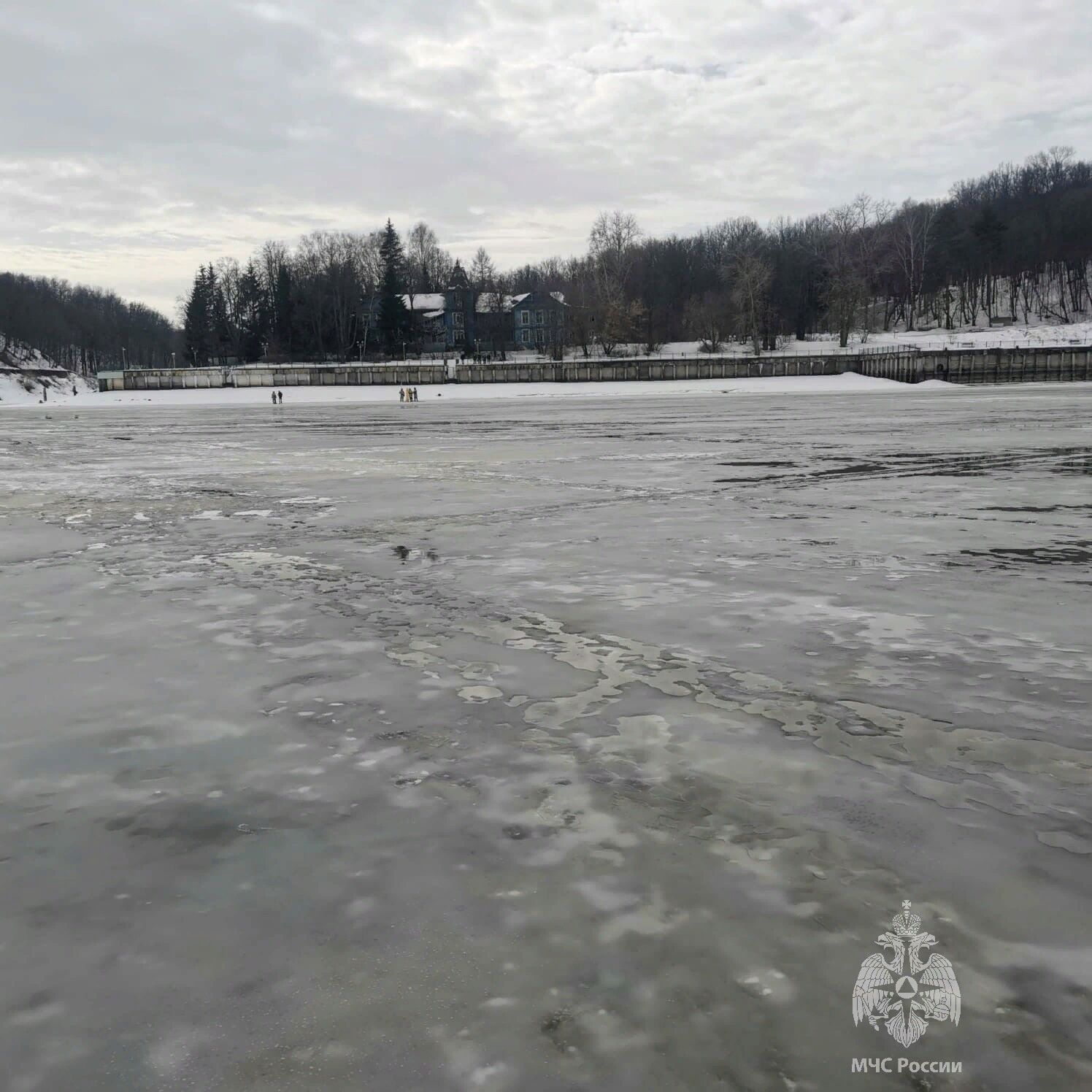 В Татарстане ищут рыбака, который провалился под лед Волги
