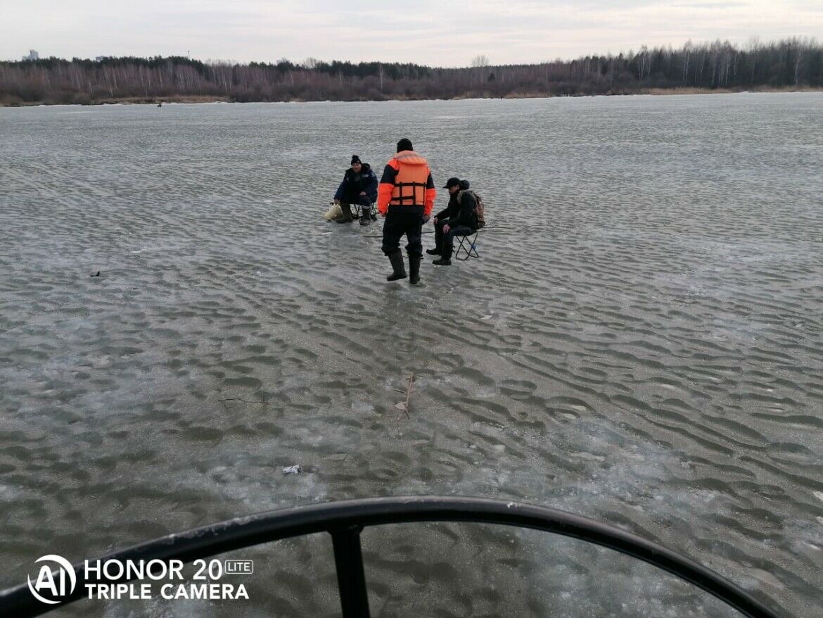 Спасатели выводили рыбаков с&nbsp;тонкого льда на&nbsp;Каме в&nbsp;Челнах
