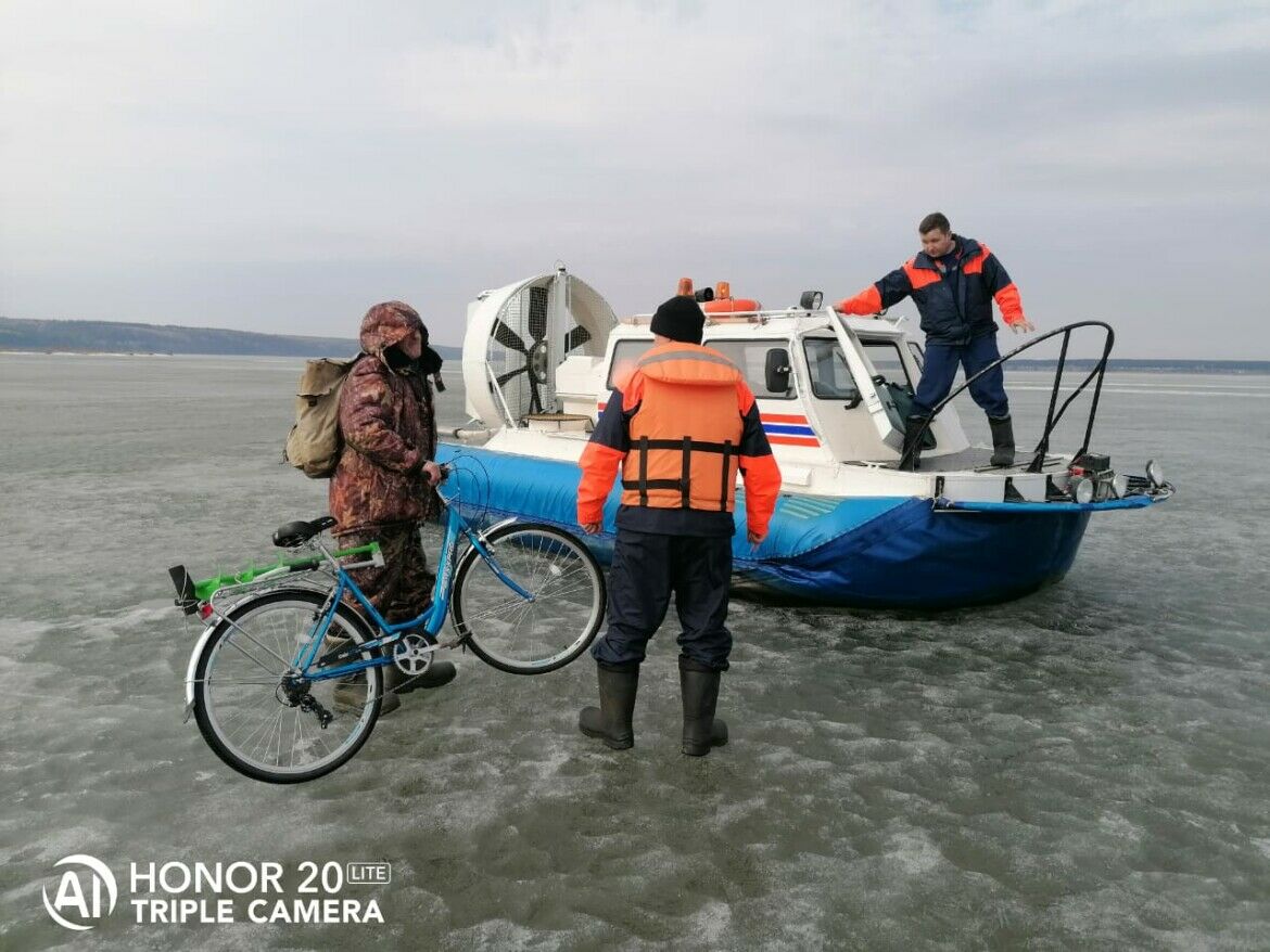Спасатели выводили рыбаков с&nbsp;тонкого льда на&nbsp;Каме в&nbsp;Челнах