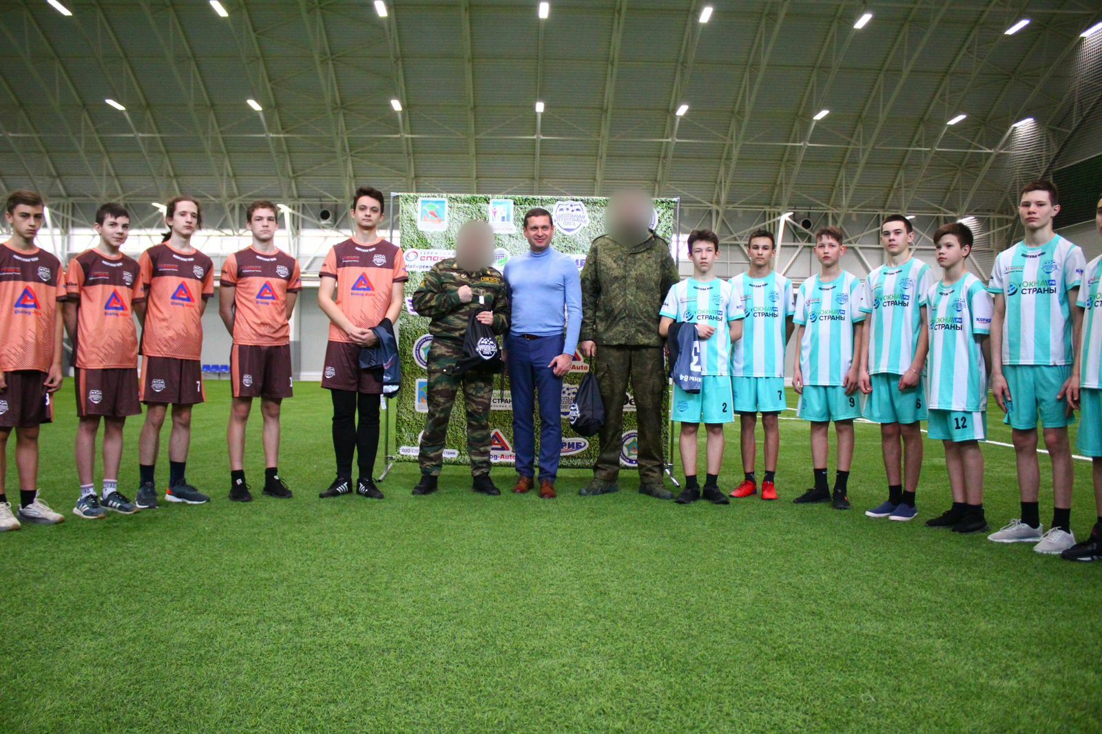 Военнослужащие из Челнов вручили юным футболистам новую форму