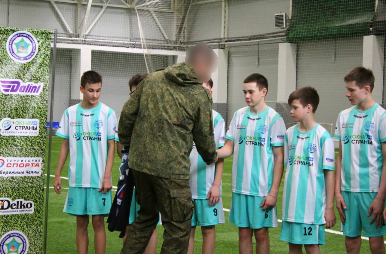 Военнослужащие из Челнов вручили юным футболистам новую форму
