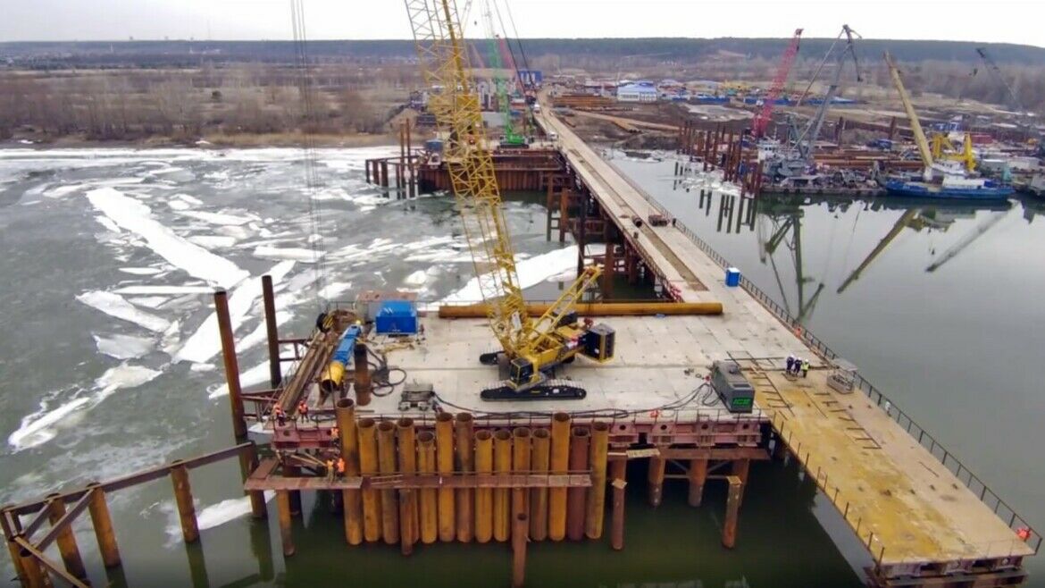 На обходе Челнов завершено строительство временного моста через Каму
