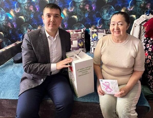 Матери и жены военнослужащих получают подарки к 8 марта от мэра Челнов Наиля Магдеева