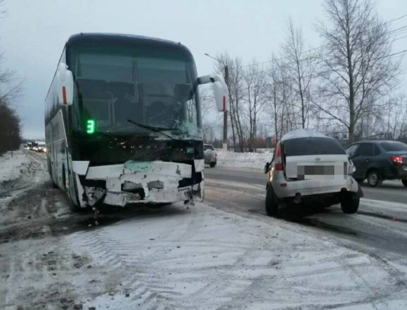 На трассе в Татарстане легковушка влетела под автобус