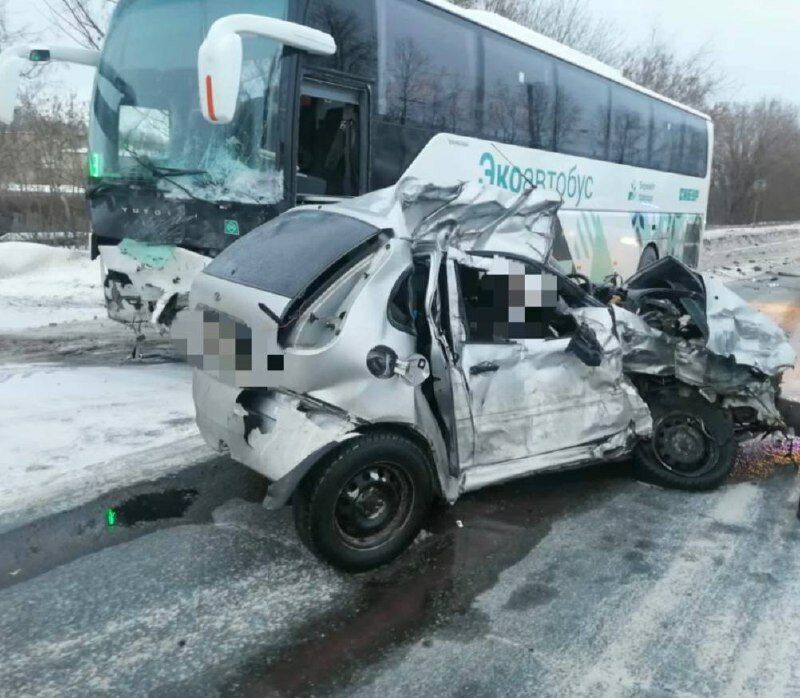На трассе в Татарстане легковушка влетела под автобус