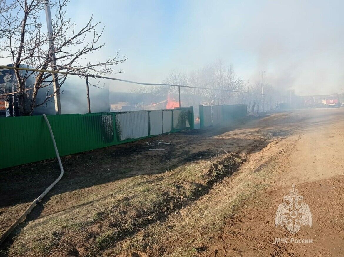 В Татарстане из-за пожара повреждены пять домов
