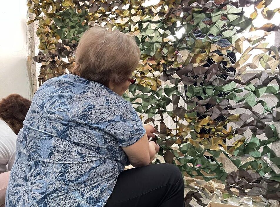 79-летняя жительница Челнов плетет маскировочные сети для военнослужащих