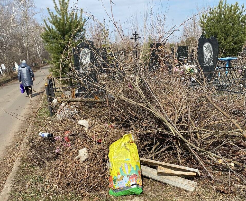 «До&nbsp;слез обидно»: челнинцы жалуются на&nbsp;горы мусора на&nbsp;кладбище города