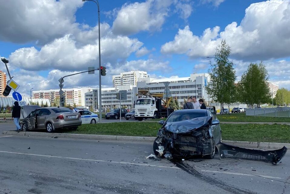 В ДТП с участием двух легковушек в Челнах один из водителей сбил светофор, второй получил травмы