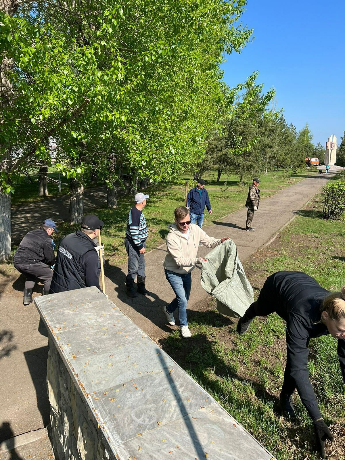Челнинцы организовали субботник у памятника Мусы Джалиля