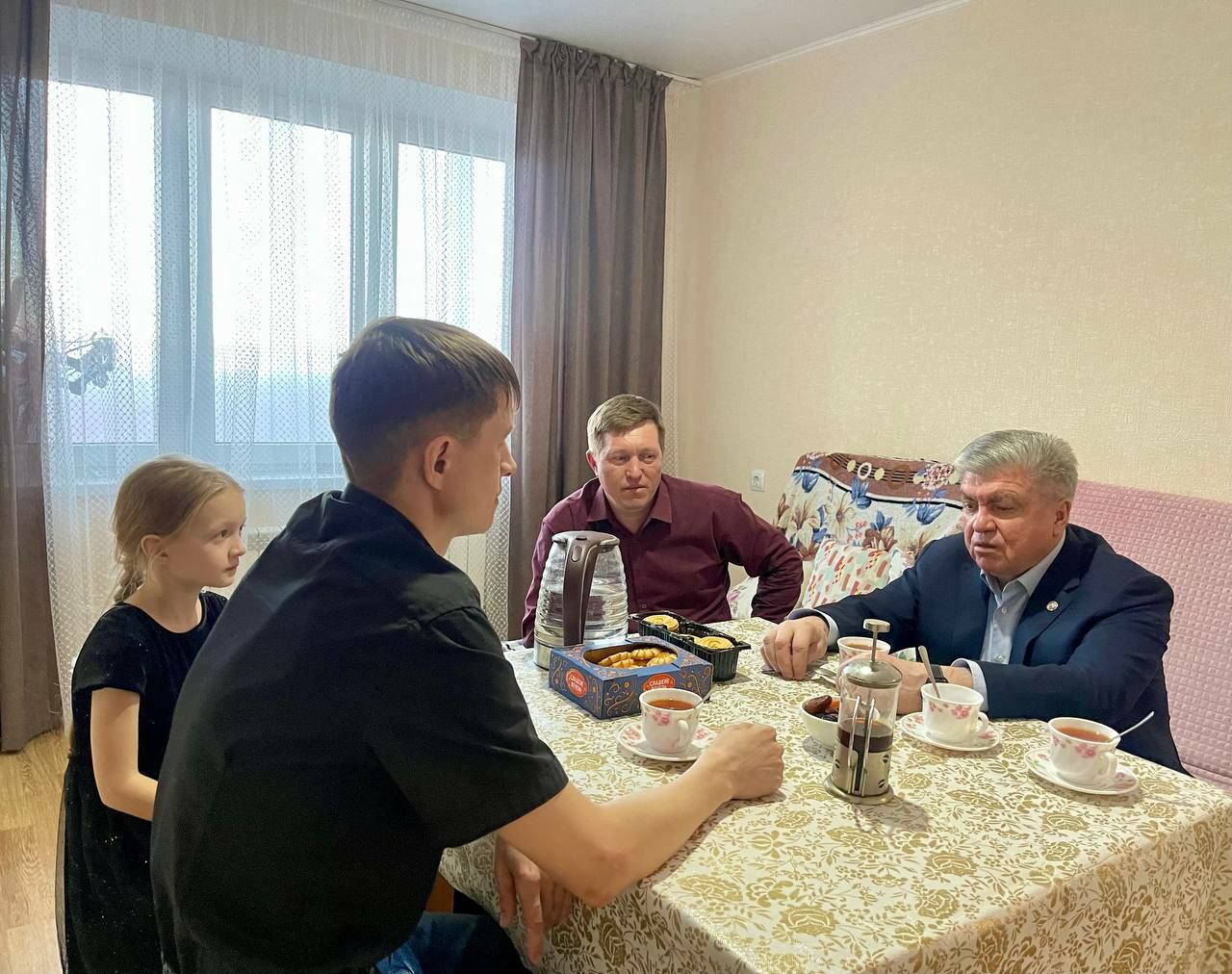 Мэр Челнов посетил семью погибшей после родов Алены Мухаметовой