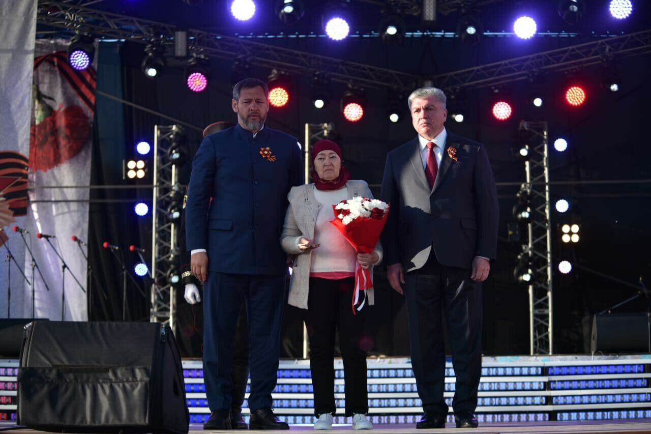 Наиль Магдеев и Олег Коробченко вручили родным погибших бойцов ордена Мужества