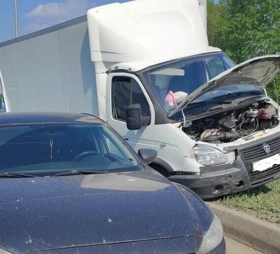 В Набережных Челнах при ДТП легковушки и двух грузовиков пострадала женщина