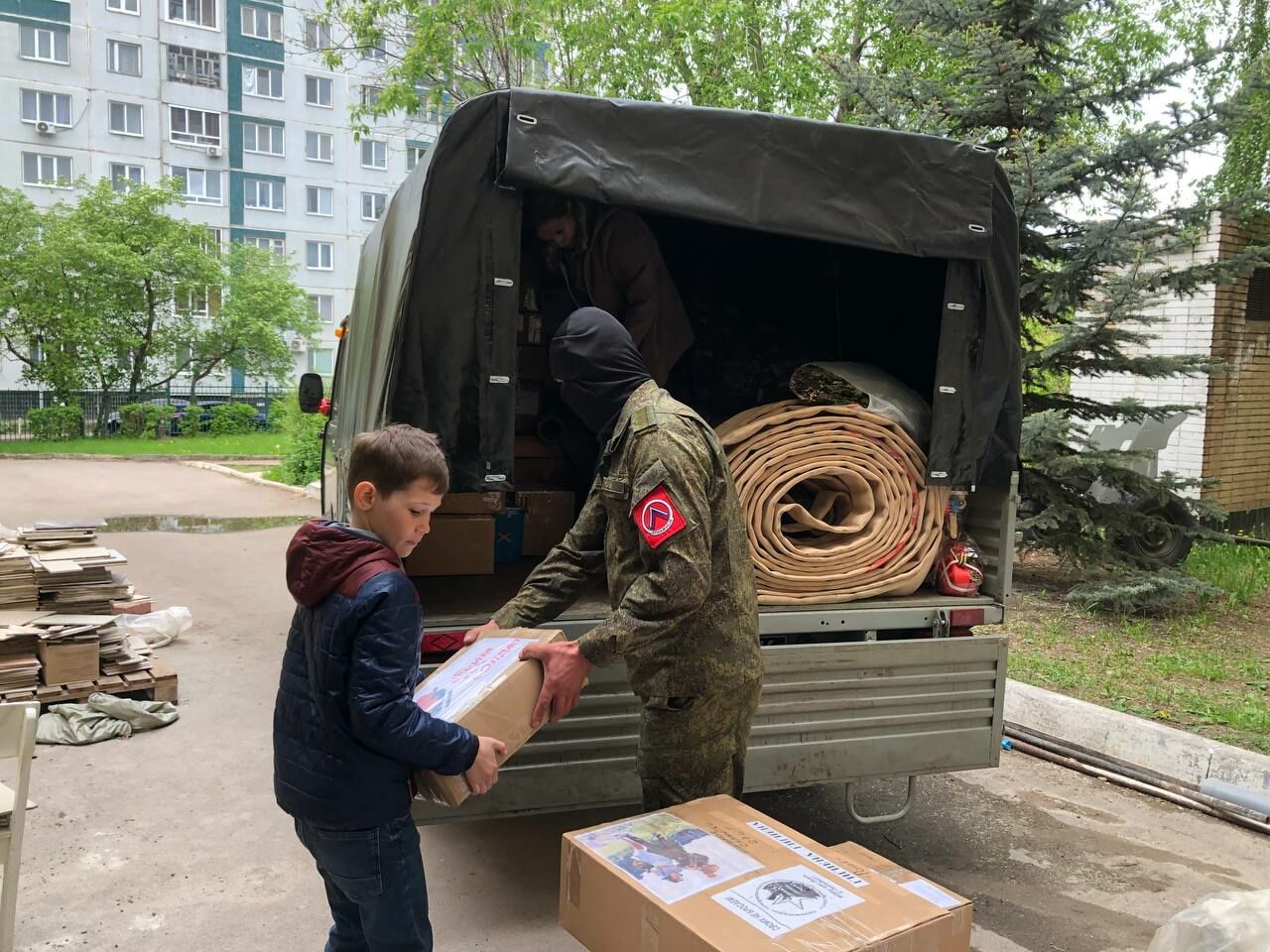 Жители Челнов собрали посылки для военнослужащих и&nbsp;детей Донбасса