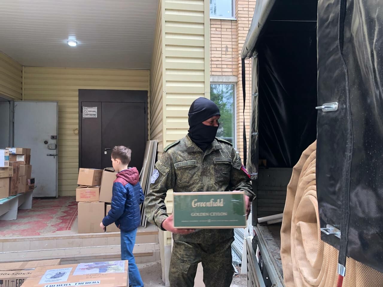 Жители Челнов собрали посылки для военнослужащих и&nbsp;детей Донбасса