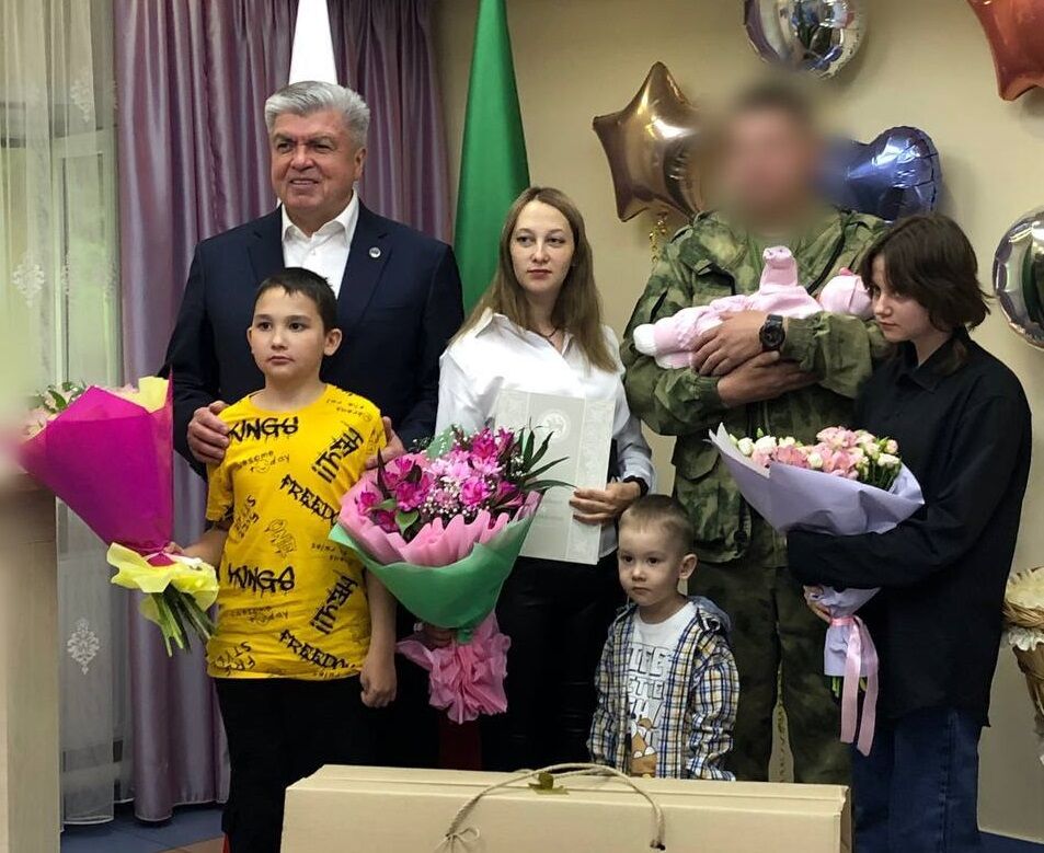 Наиль Магдеев поздравил семью военнослужащего с&nbsp;рождением дочери и&nbsp;вручил подарки