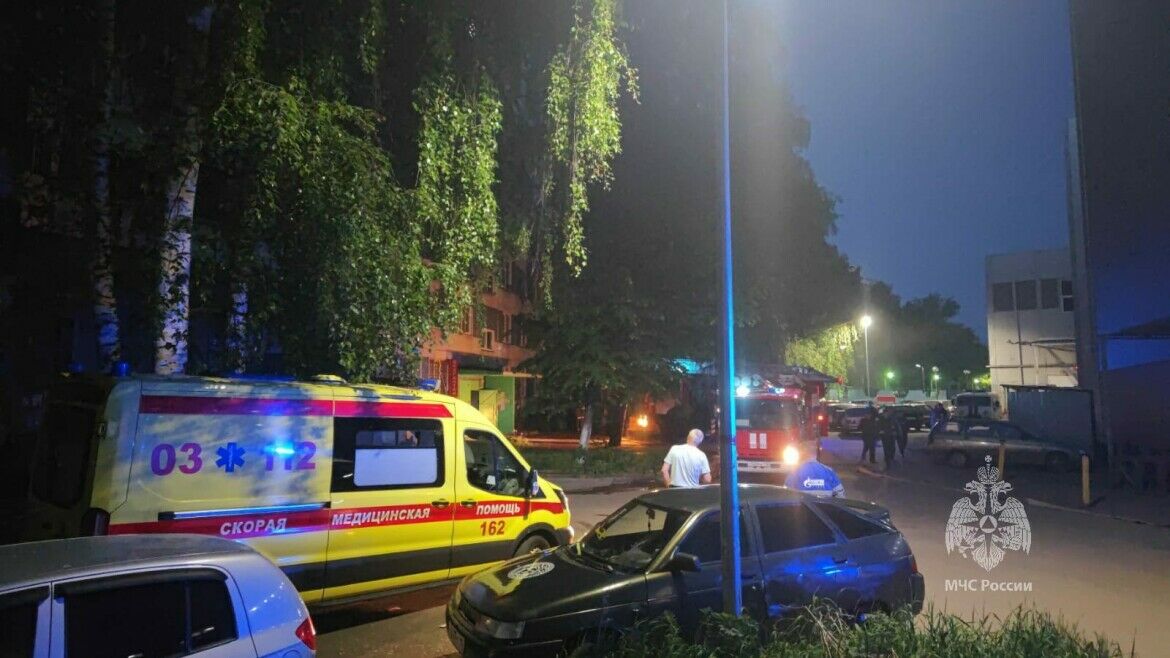 При пожаре в многоквартирном доме в Челнах эвакуировались 15 человек, двое госпитализированы