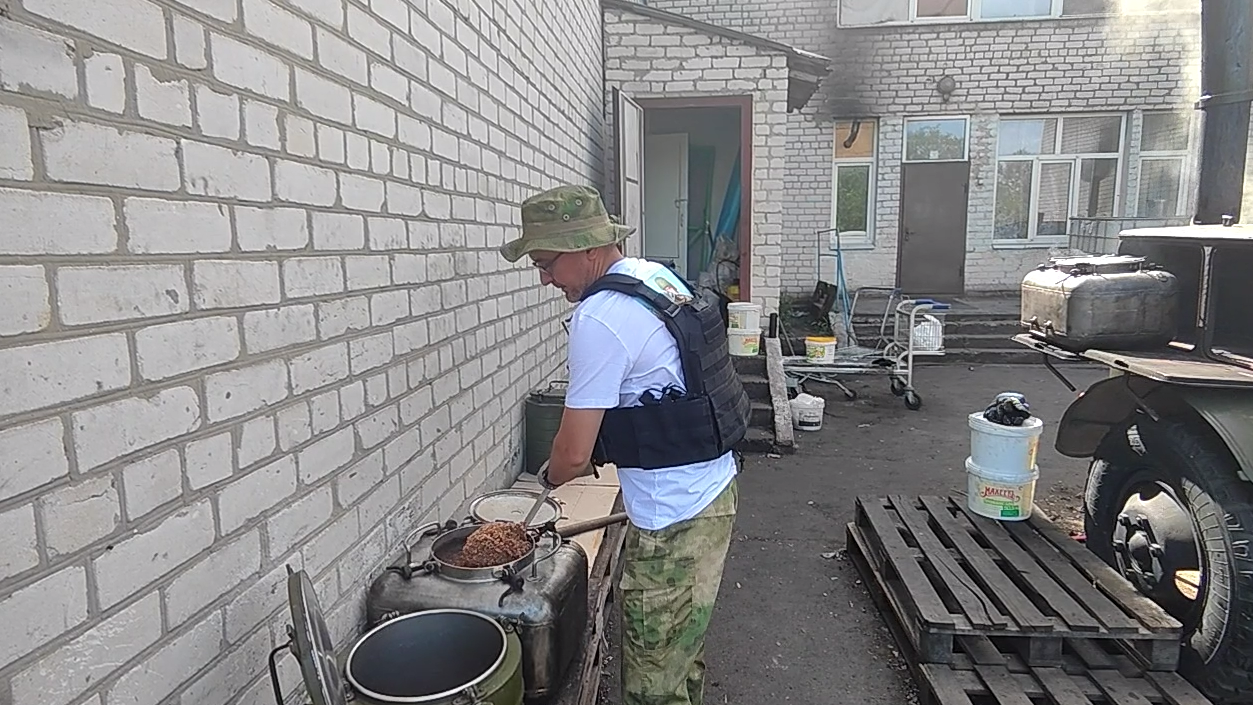 Челнинский волонтер Рустам Гатин и&nbsp;его команда приготовили миллионную порцию каши в&nbsp;Лисичанске