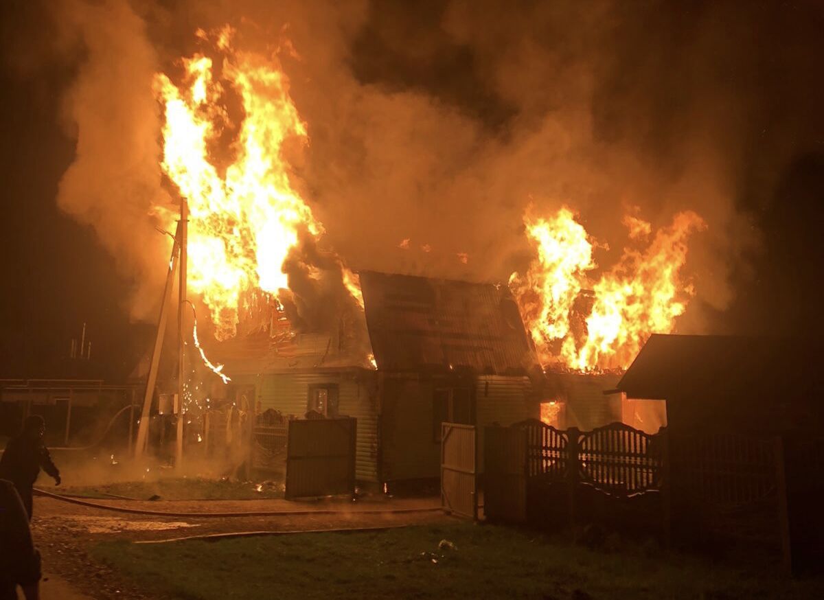 В&nbsp;деревне под Набережными Челнами горит дом