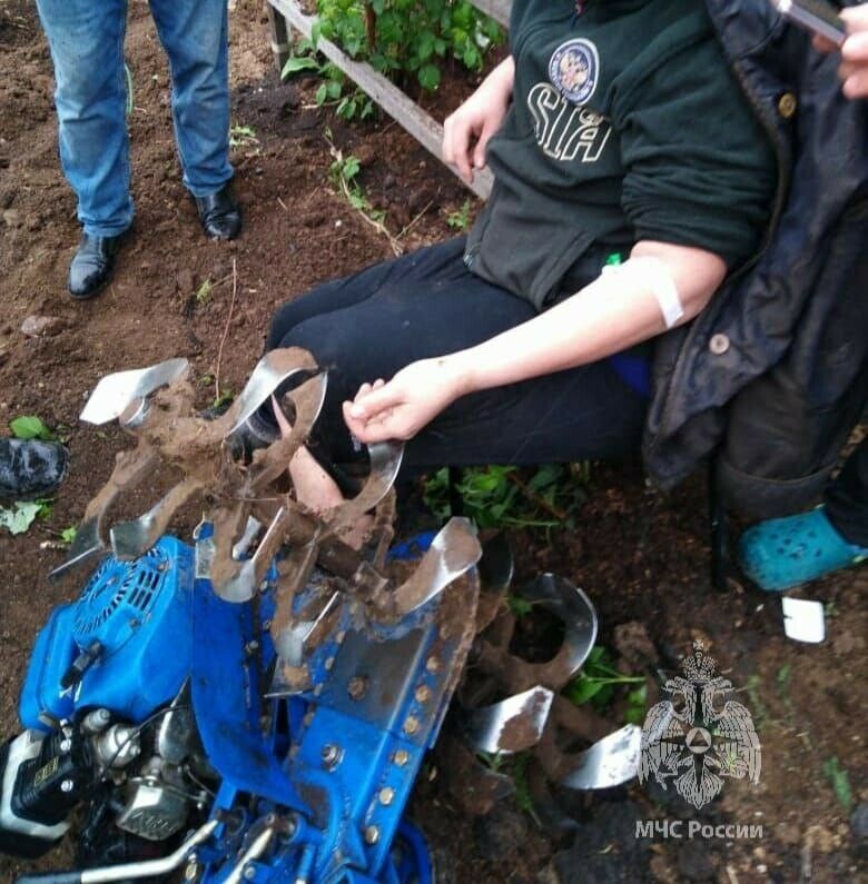 Под Челнами спасатели помогли 19-летнему парню с застрявшей ногой в мотоблоке