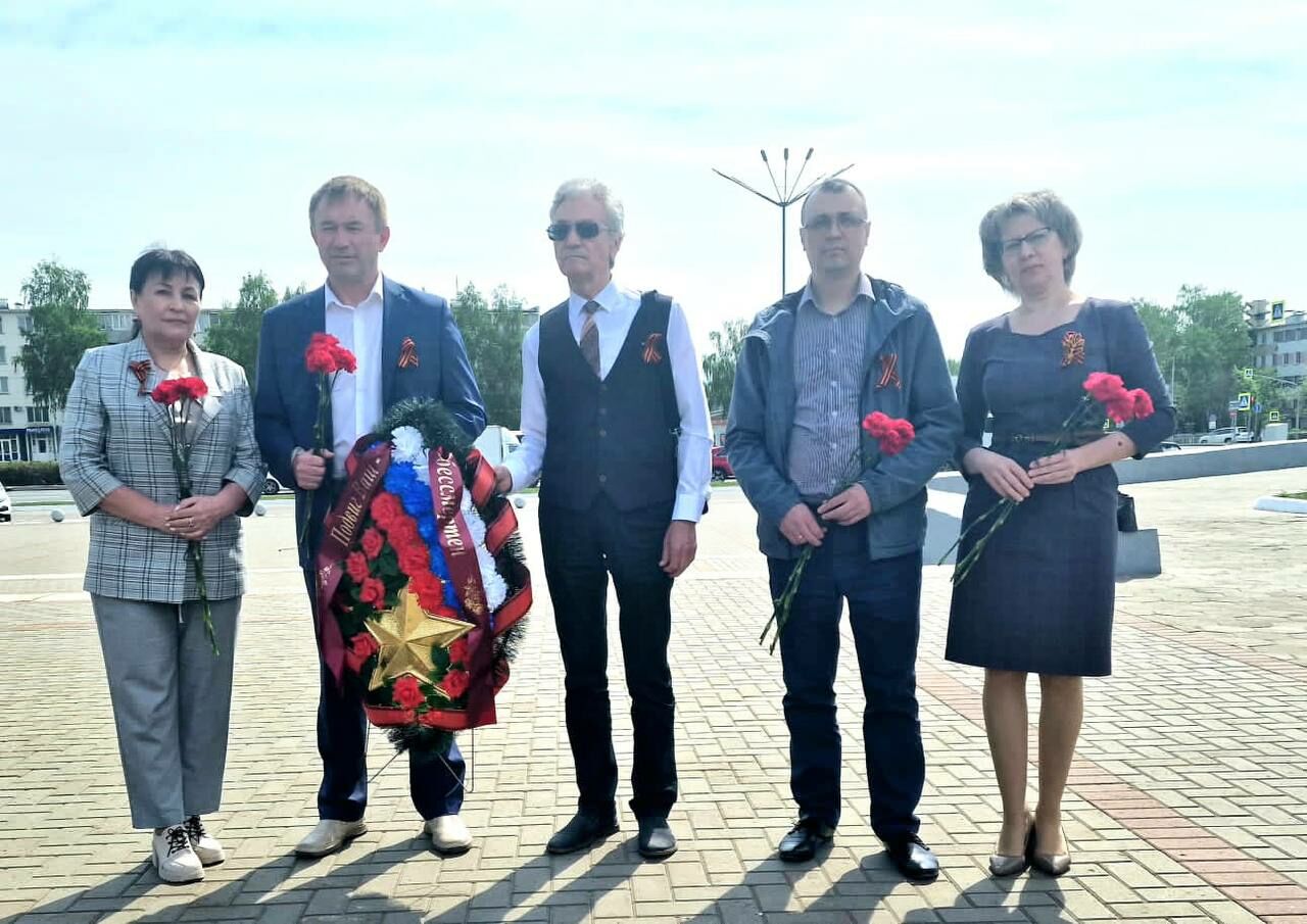 Сотрудники горбольницы № 5 Челнов поздравили ветеранов с праздником и провели медосмотр