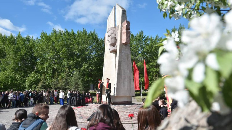 День Победы в&nbsp;Набережных Челнах начался с&nbsp;возложения цветов к&nbsp;памятнику Мусе Джалилю