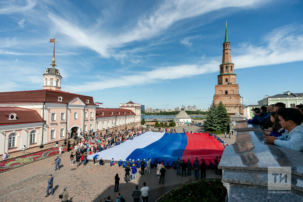 В Казани на площади Первая мая развернули самый большой в РТ флаг России