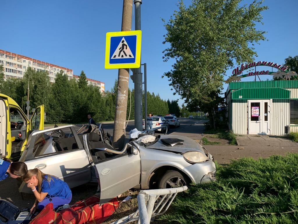 В Челнах легковушка превратилась в груду металлолома после удара в столб,  погиб водитель