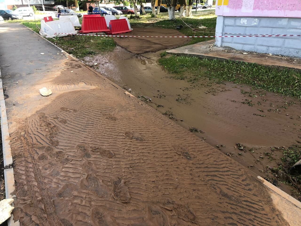 В Набережных Челнах рядом с домом 40/07 прорвало трубу