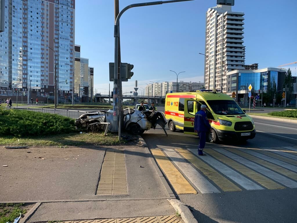 В Челнах легковушка превратилась в груду металлолома после удара в столб, погиб водитель