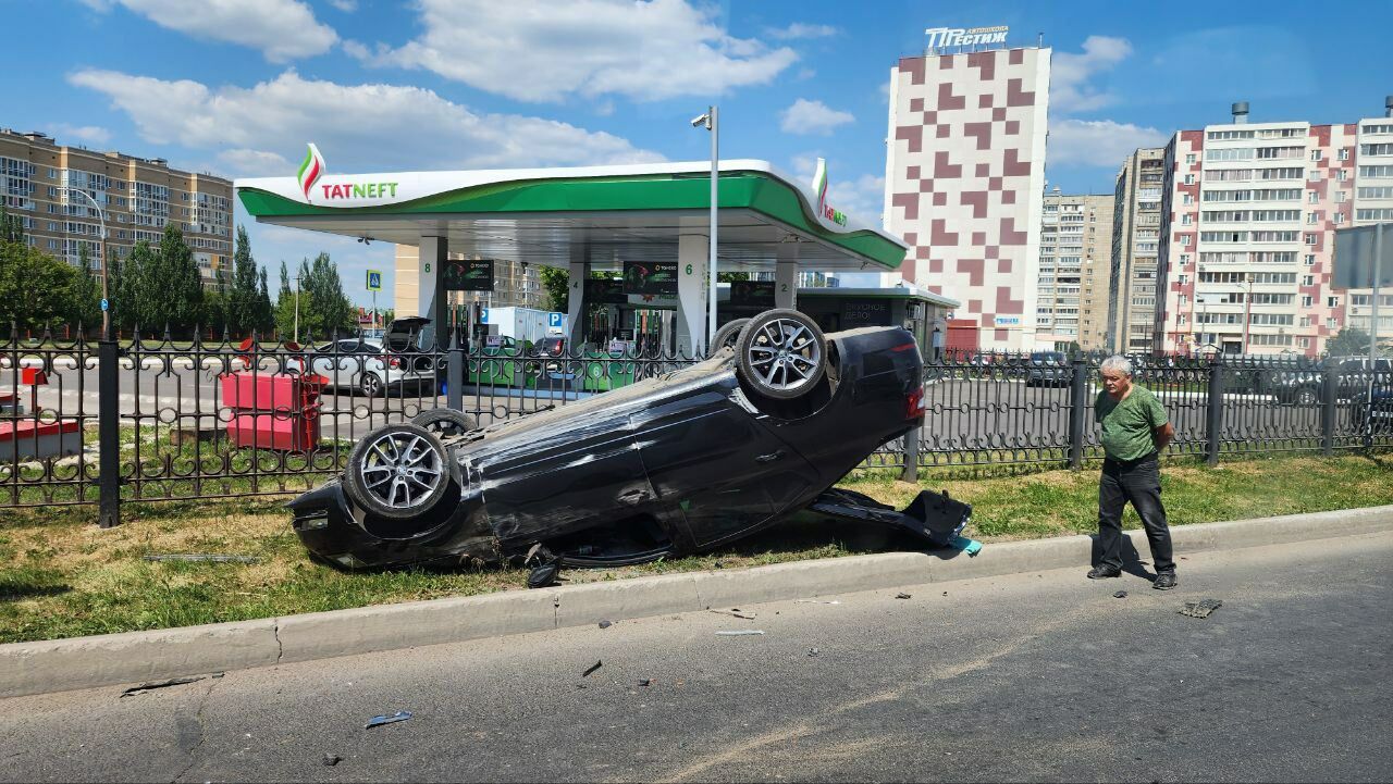 Автомобиль перевернулся на крышу после ДТП в Набережных Челнах