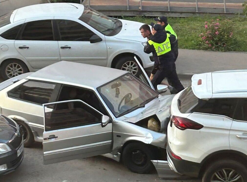 В Набережных Челнах водитель, скрываясь от погони, устроил ДТП во дворе дома