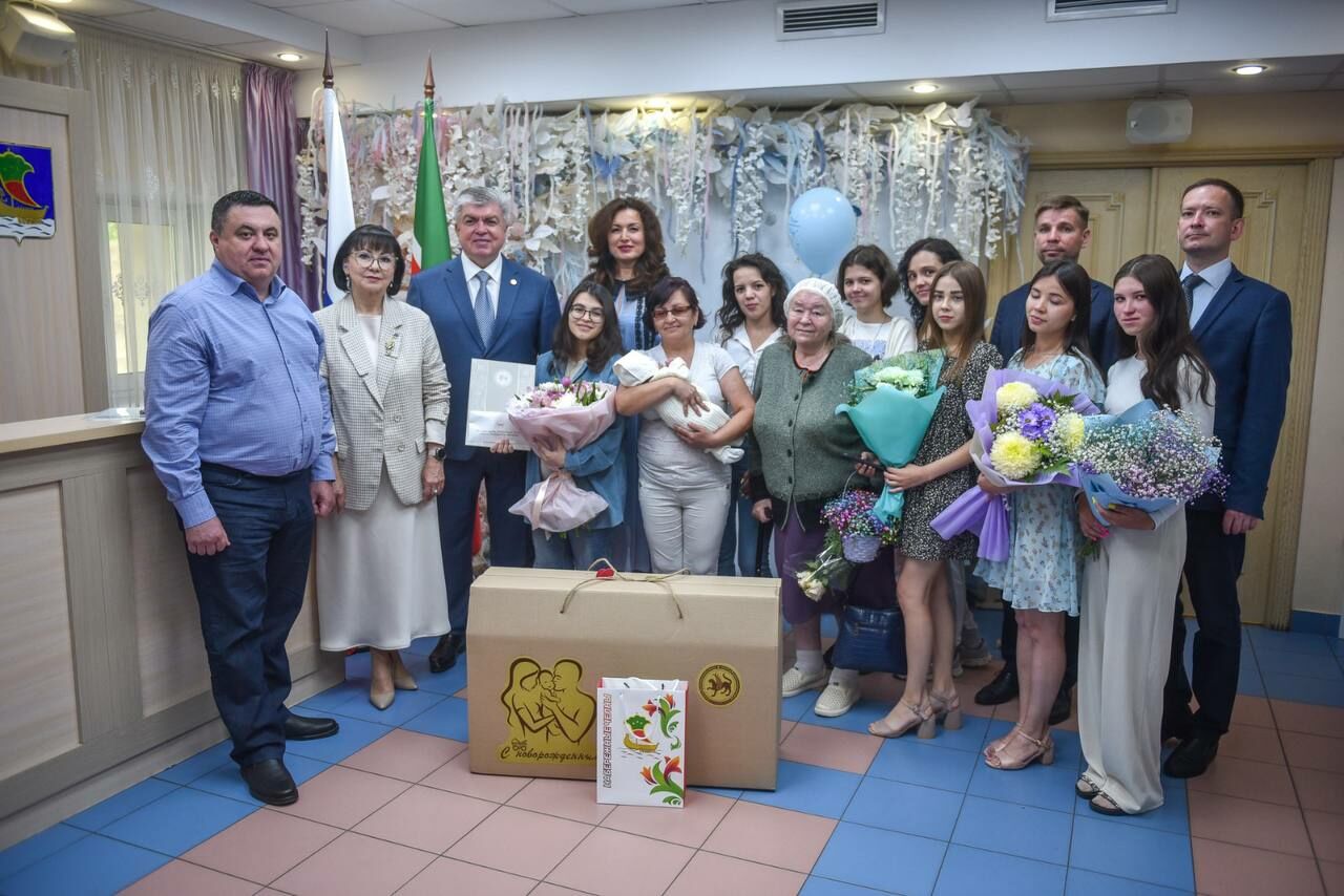 Мэр Челнов поздравил семья бойцов с рождением сыновей