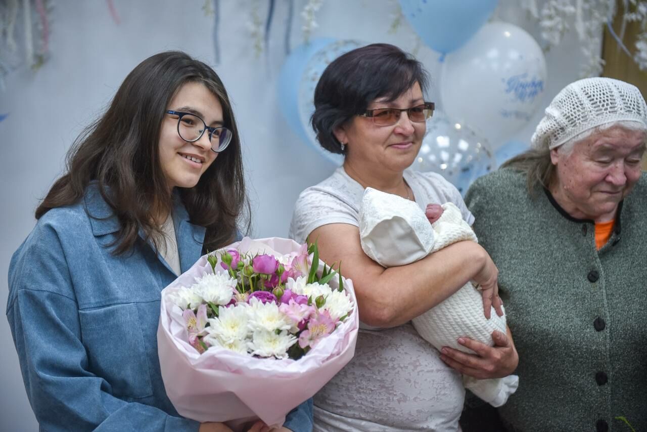 Мэр Челнов поздравил семья бойцов с рождением сыновей