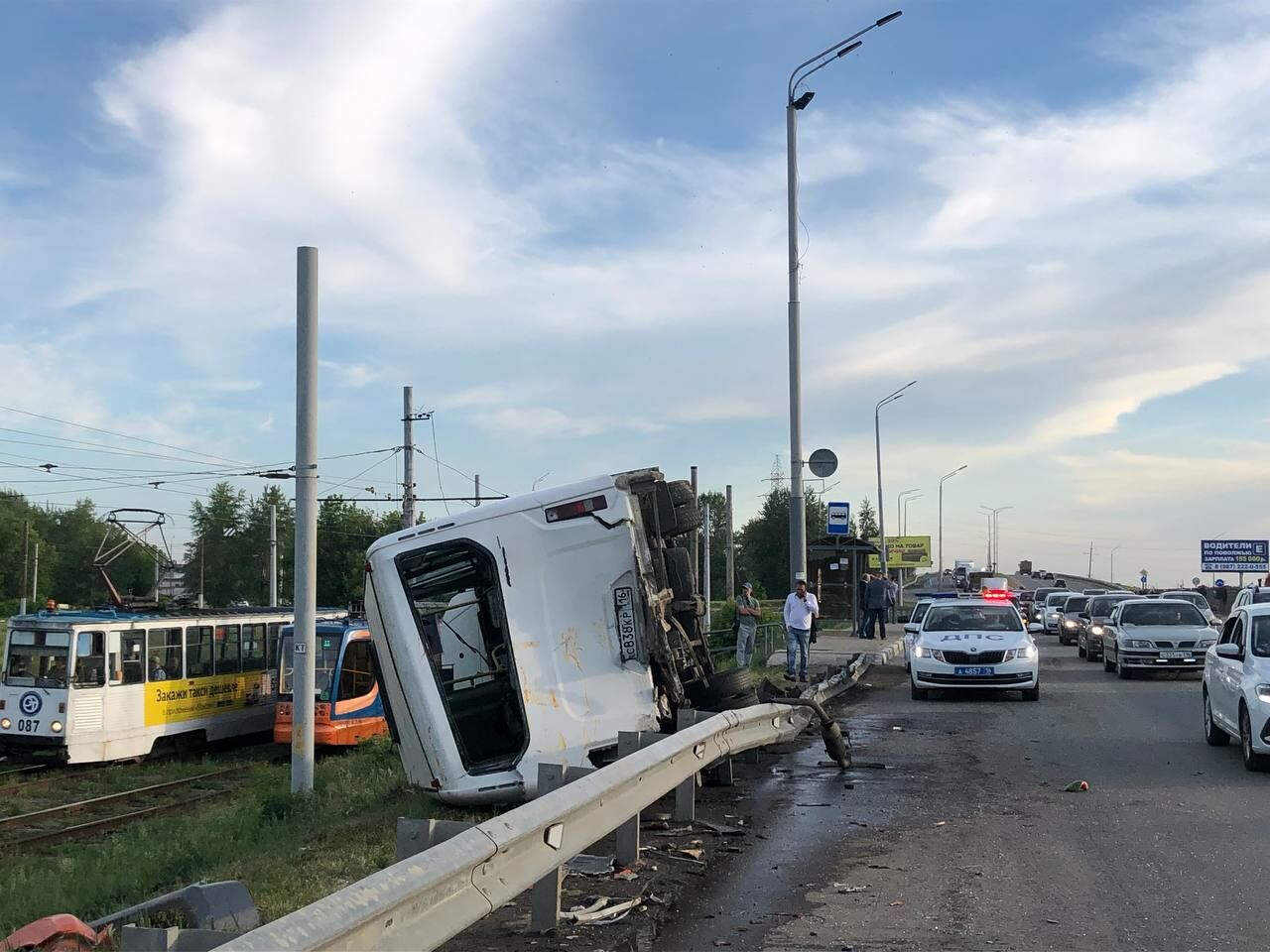 В&nbsp;Набережных Челнах при обгоне перевернулась маршрутка с&nbsp;людьми