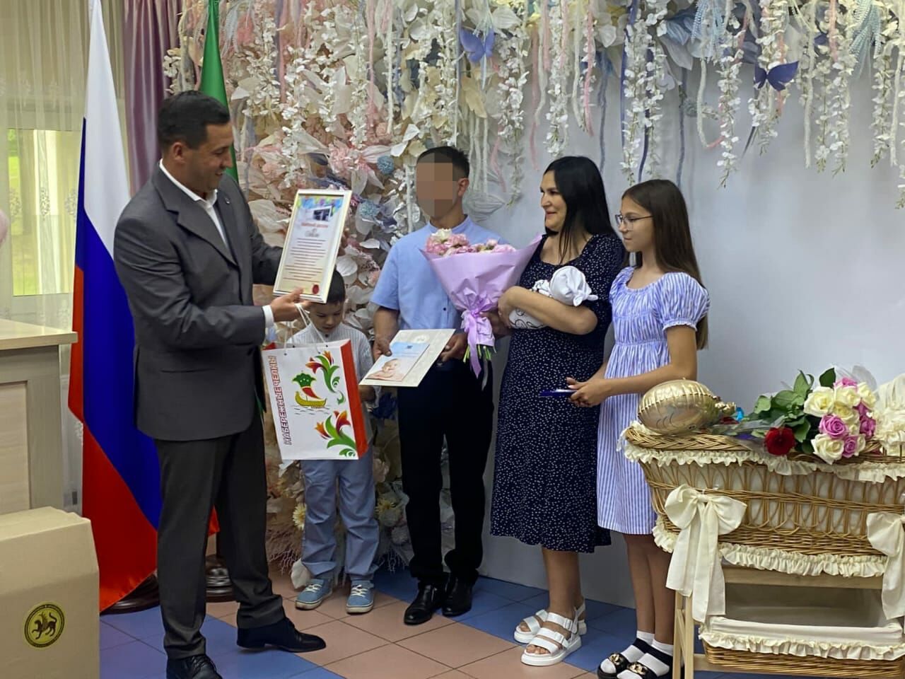 Глава исполкома Челнов поздравил семью военнослужащего с&nbsp;рождением ребенка