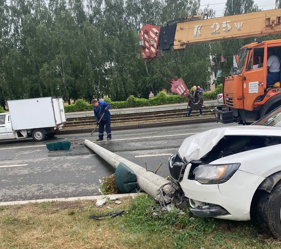 В Набережных Челнах женщина-водитель врезалась в столб, который упал на  проезжую часть