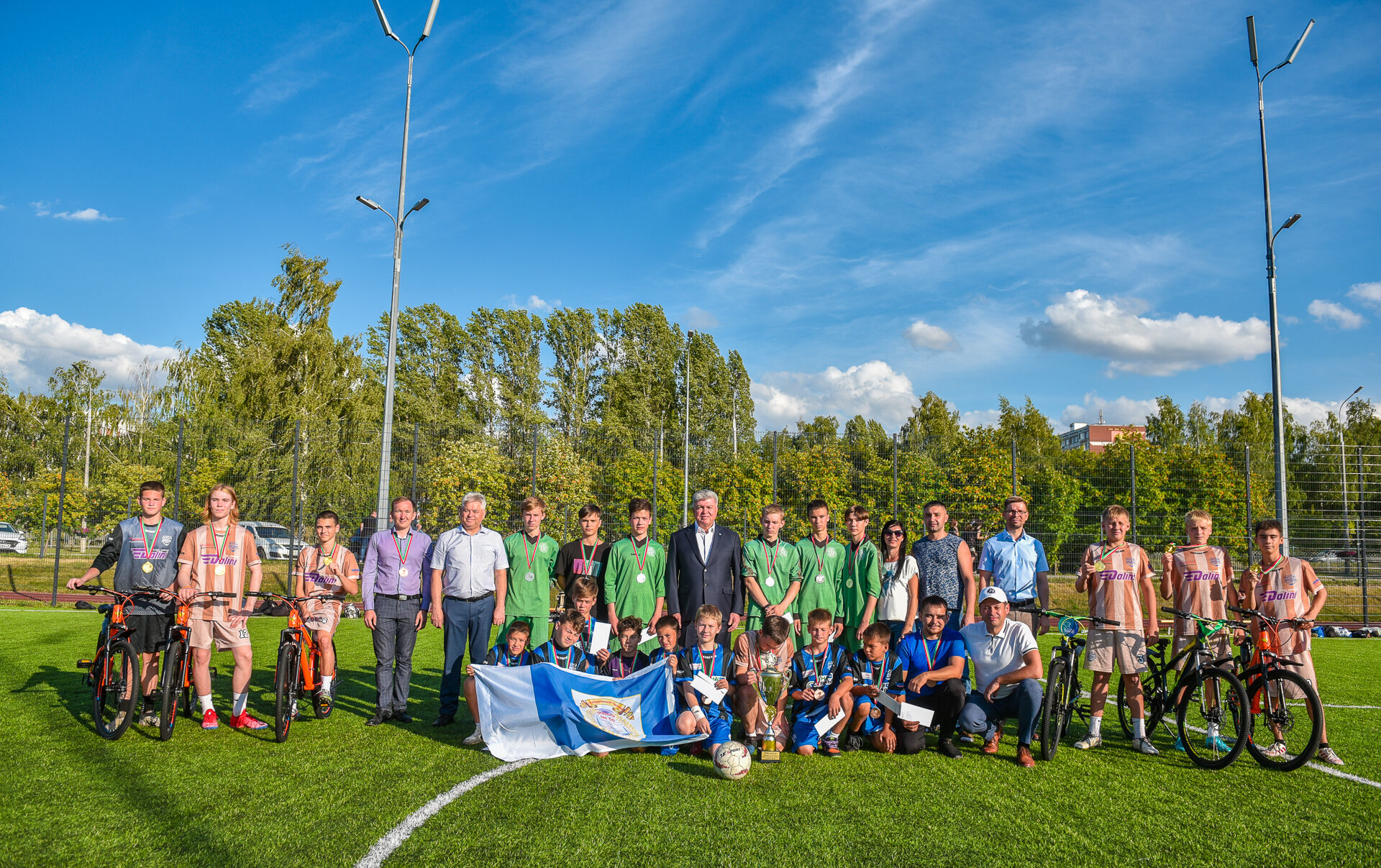 Мэр города Наиль Магдеев наградил победителей городского турнира по дворовому футболу