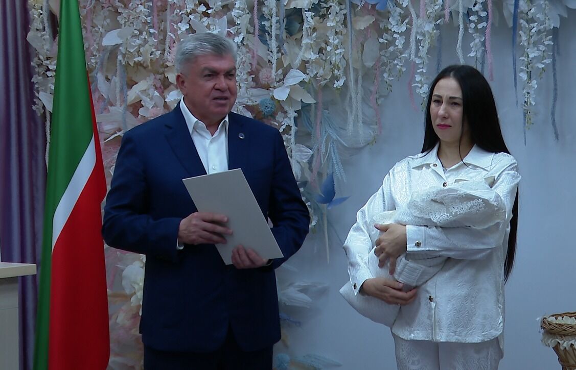 Мэр города Наиль Магдеев поздравил супругу военнослужащего с рождением дочери и вручил подарки