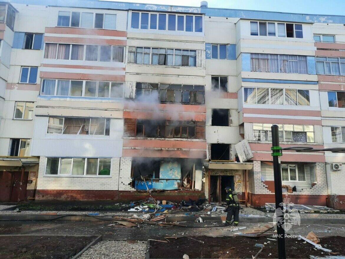 В Нижнекамске в одной из пятиэтажек произошел взрыв с последующим возгоранием, есть пострадавшие