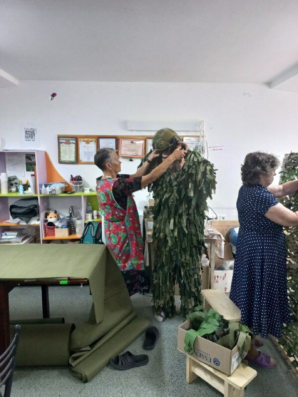 В Набережных Челнах волонтеры изготавливают маскировочные костюмы «Леший» для военнослужащих