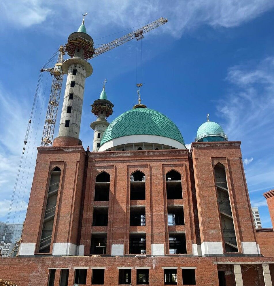 В Набережных Челнах установили полумесяц на основной купол Соборной мечети «Джамиг».