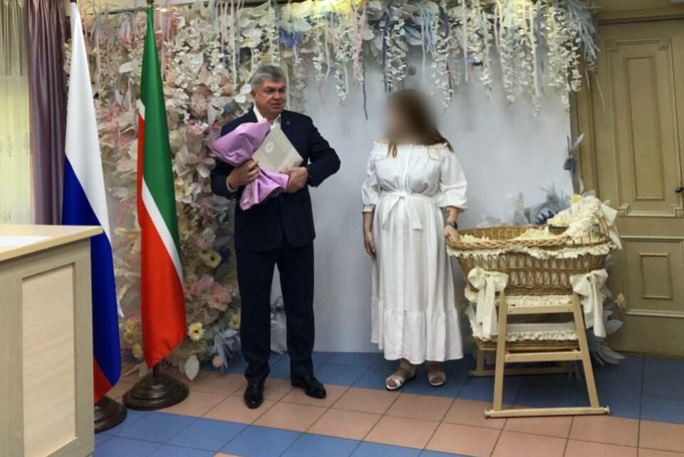 Мэр Челнов поздравил супругу военнослужащего с рождением дочери