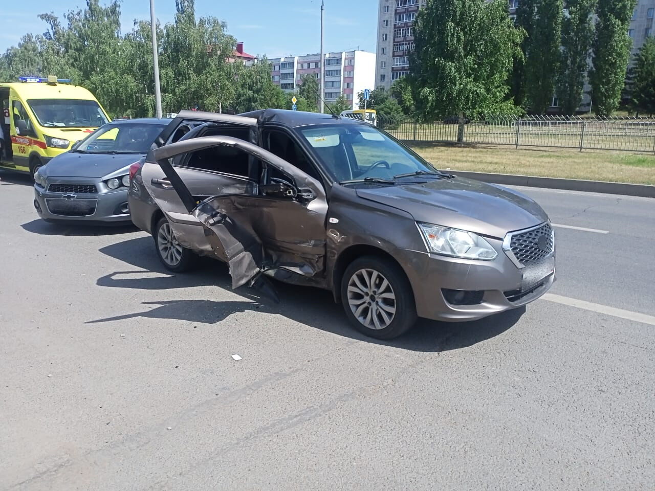 В Набережных Челнах легковушка столкнулась с маршруткой, есть пострадавший