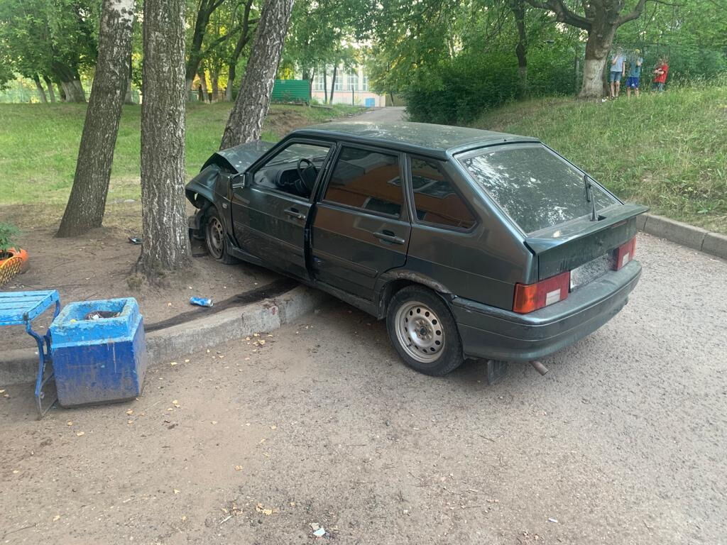 Злостный нарушитель ПДД в Челнах врезался в&nbsp;дерево у&nbsp;подъезда