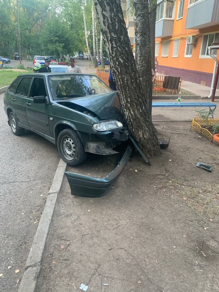 Злостный нарушитель ПДД в Челнах врезался в&nbsp;дерево у&nbsp;подъезда