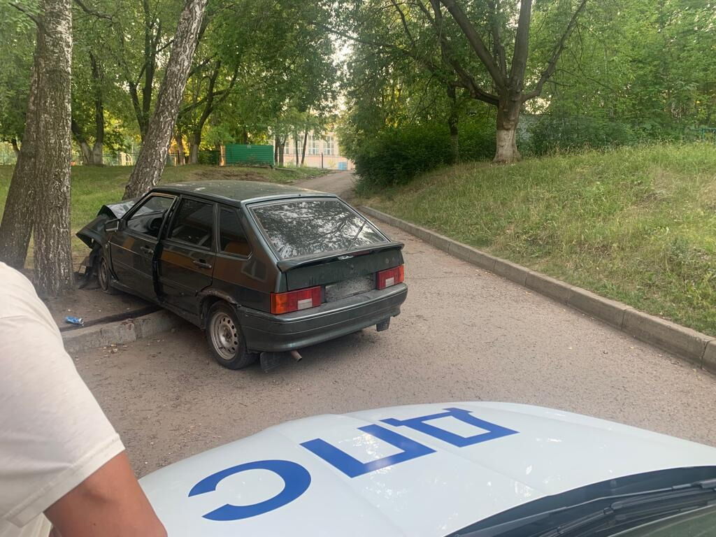 Злостный нарушитель ПДД в Челнах врезался в&nbsp;дерево у&nbsp;подъезда